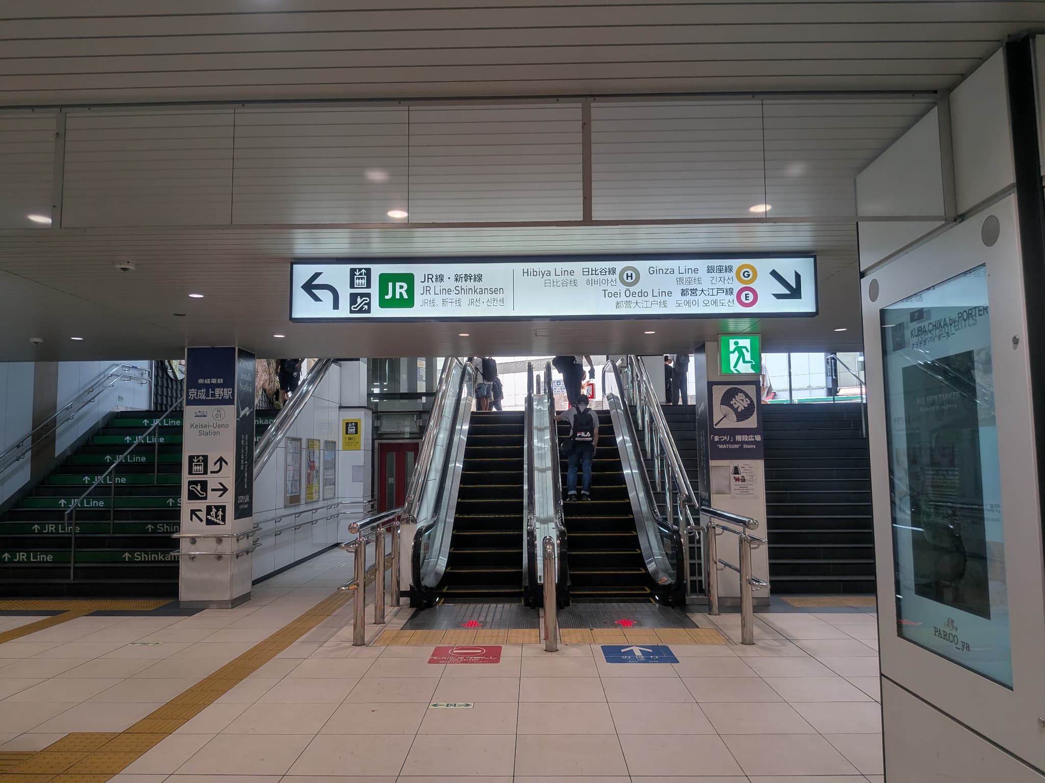 京成上野駅から地上へ向かうエスカレーター